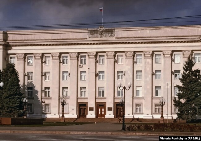 Прапор Росії на будівлі Херсонської ОДА
