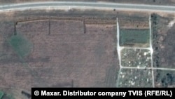 Спутниковый снимок вероятного места массового захоронения в поселке Мангуш, 9 апреля 2022 года
