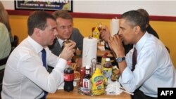 Barack Obama és Dmitrij Medvegyev volt amerikai és orosz elnök hamburgert eszik a Ray’s Hell Burger étteremben 2010. június 24-én a virginiai Arlingtonban. Obama és Medvegyev a vizit során felrúgta a formalitást, hogy meglátogassa Obama egyik kedvenc burgerbárját