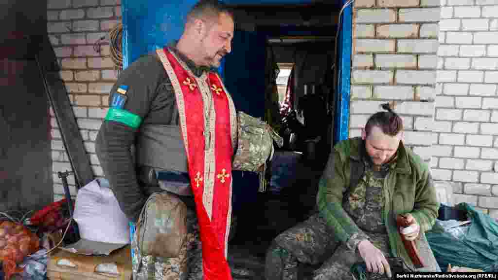 Капелан розмовляє із українським бійцем. Російські війська попри Великдень не дотримувалися режиму тиші. Харківська область, 24 квітня 2022 року