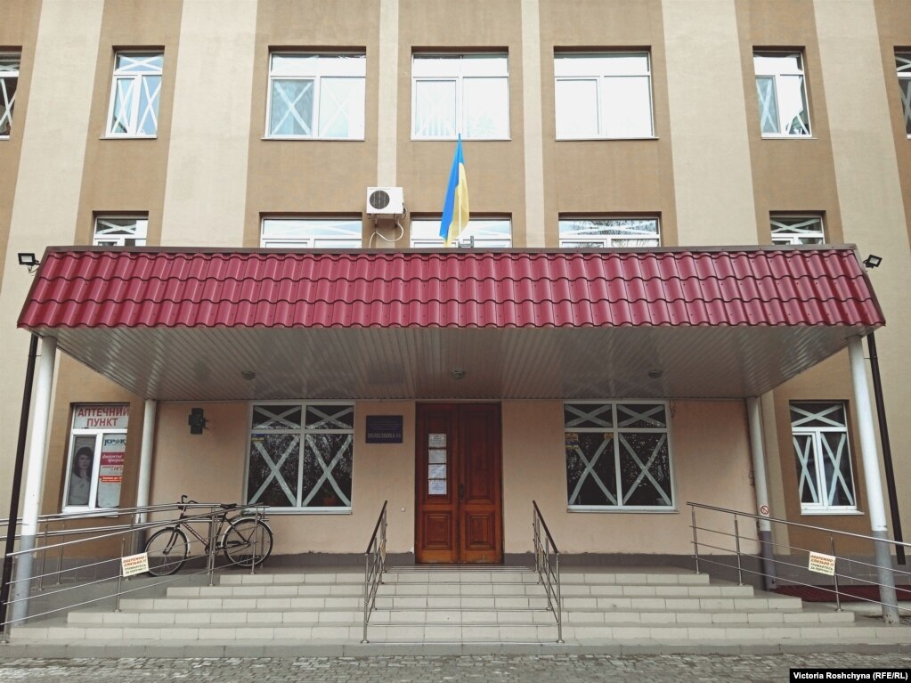 Лікарні Херсону працюють під українським прапором та наголошують, що ліки здебільшого отримують за сприяння волонтерів та міської влади України