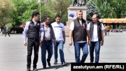 Руководитель фракции «Честь имею» Артур Ванецян (второй справа) и члены его команды на площади Свободы в Ереване