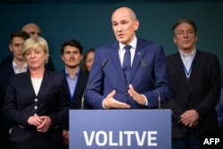 Президент Словенської демократичної партії (СДС) Янез Янша виголошує промову після парламентських виборів у Словенії в Любляні, 24 квітня 2022 року