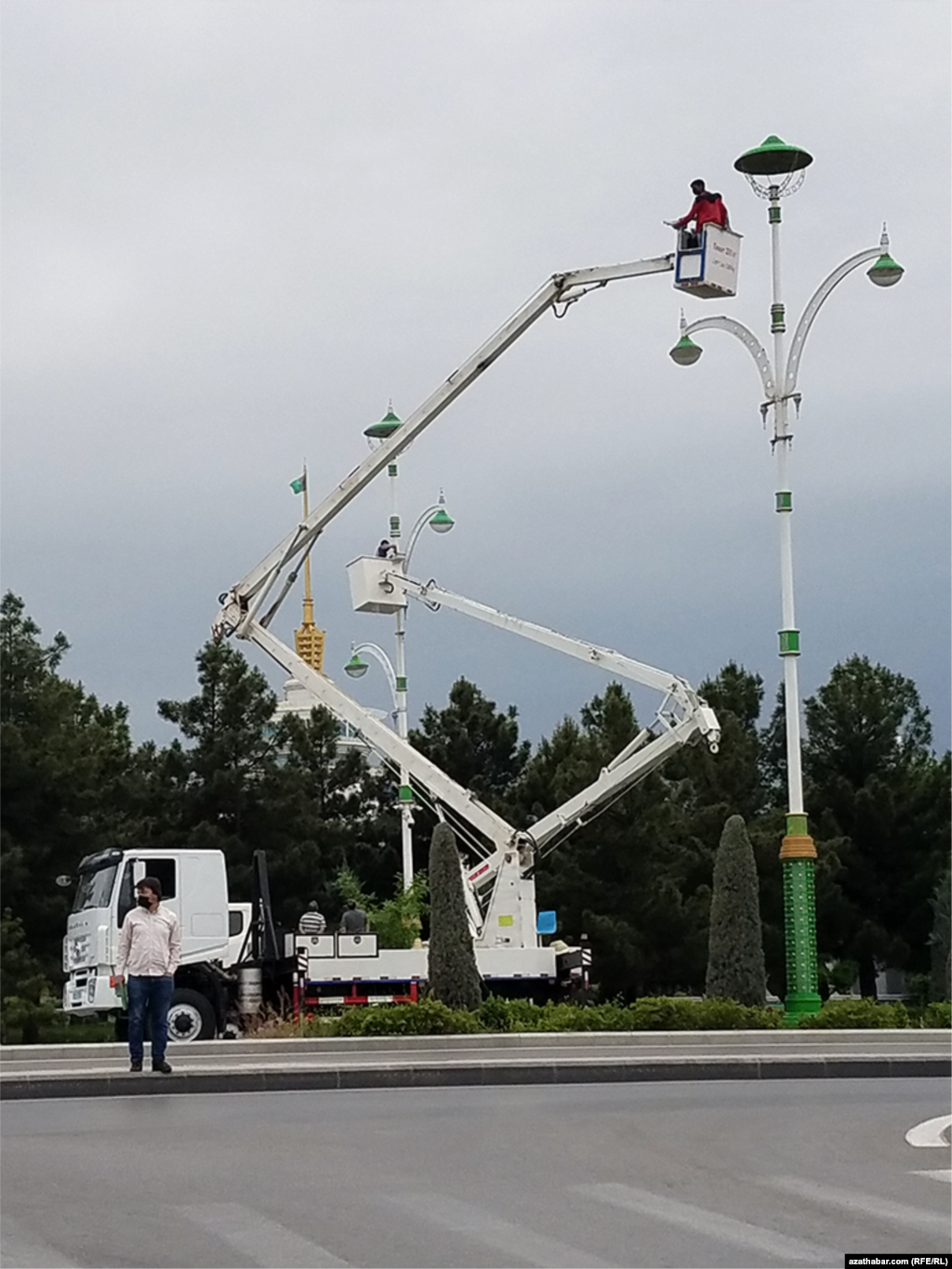 Мастера по ремонту уличных фонарей. Ашхабад,&nbsp;апрель 2022.