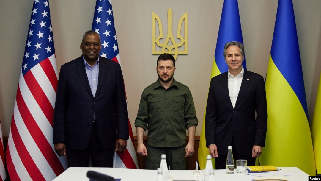 Secretarul de stat american Antony Blinken și ministrul american al apărării Lloyd Austin la întâlnirea lor de la Kiev cu președintele ucrainean Volodimir Zelenski 