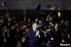 Presidenti francez, Emmanuel Macron duke falënderuar mbështetësit e tij.