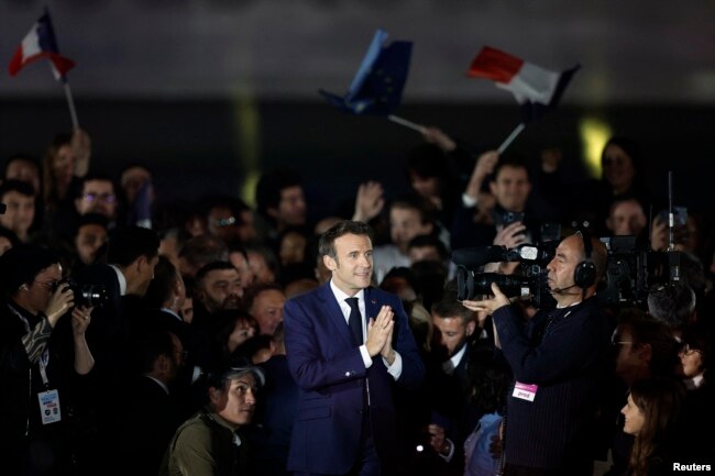 Presidenti francez, Emmanuel Macron duke falënderuar mbështetësit e tij.