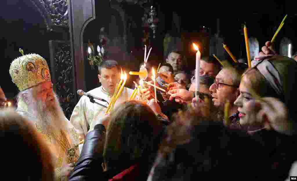 Традиционално палење на велигденските свеќи во Соборниот храм Св. Климент Охридски во Скопје