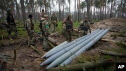 Українські військові досліджують ракети, залишені російськими військами в селі Березівка, 21 квітня 2022 року. За вісім тижнів війни Росія зазнала «значних» людських втрат та втрат у техніці