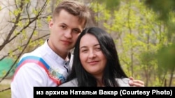 Роман Акимов с мамой в день школьного выпуска, 2021 год