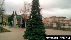Новогодняя елка без игрушек в Севастополе