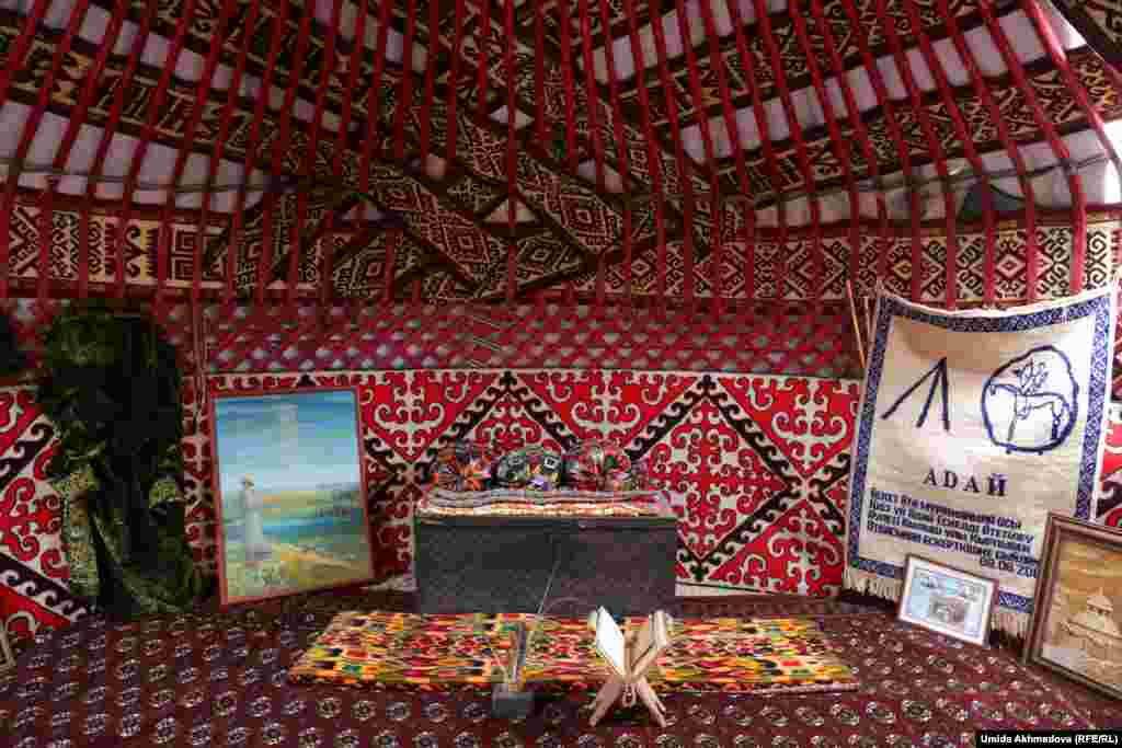 Внутреннее убранство юрты, переданной в дар мечети Сергазы-хана потомками Бекет-ата.