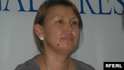Джамиля Джакишева, супруга арестованного экс-президента «Казатомпрома» Мухтара Джакишева выступает с критикой в адрес КНБ. Алматы, 1 июня 2009 года.