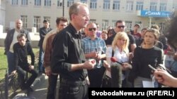 Олег Шеин ўз тарафдорлари олдида чиқиш қилмоқда.