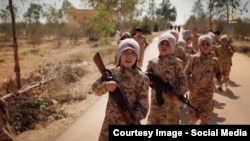 Daily Mail басылымы жариялаған "Сириядағы жиһадшы қазақ балалар" туралы "Ислам мемлекеті" видеосының скриншоты