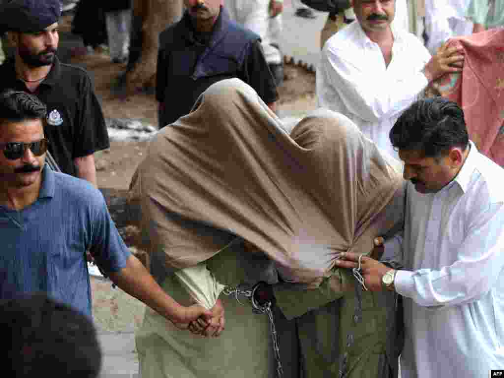 Pakistan - Uhapšeni osumnjičeni teroristi - U Karačiju policija odvodi uhapšene osumnjičene teroriste. Saopćeno je da je 13 uhapšenih planiralo napade u vrijeme Ramazana. 