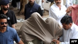 Police escort suspected militants of the banned Al-Qaeda-linked extremist group Lashkar-e-Jhangvi to a court in Karachi.