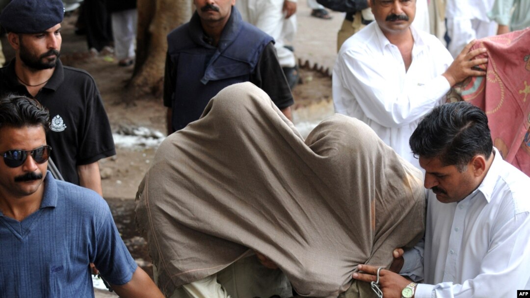 Police escort suspected militants of banned Al-Qaeda-linked extremist group Lashkar-e Jhangvi to a court in Karachi in 2009.