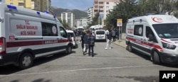 Ambulancat shihen pranë shkollës së mesme në Kahramanmaras, në jug të Turqisë, pas një sulmi vdekjeprurës më 15 prill 2026.