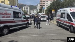 სასწრაფო დახმარების მანქანები სკოლის წინ, სადაც სროლის შედეგად ოთხი ადამიანი დაიღუპა და ათობით დაიჭრა. კაჰრამანმარასი. 15 აპრილი, 2026.