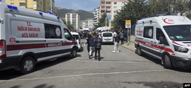 Ambulancat shihen pranë shkollës së mesme në Kahramanmaras, në jug të Turqisë, pas një sulmi vdekjeprurës më 15 prill 2026.