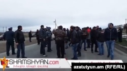 Armenia - Grape farmers block a highway in Ararat province, 15Mar2016.