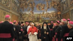 Pope Benedict (left) and Patriarch Bartholomew in the Sistine Chapel