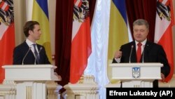 Sebastian Kurz (stânga) și Petro Poroșenko (dreapta)