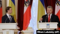 Австрия канцлері Себастьян Курц (сол жақта) пен Украина президенті Петр Порошенко. Киев, 4 қыркүйек 2018 жыл.