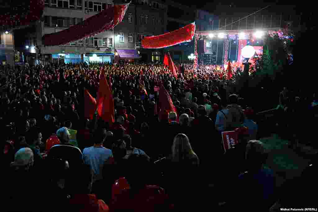 Završni predizborni skup Socijaldemokratske partije BiH na Trg ispred Narodnog pozorišta u Sarajevu