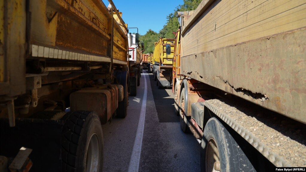 Kamionët e përdorur nga serbët lokalë për të bllokuar rrugën, në Jarinjë. (26 shtator)