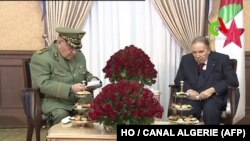 Алжирдин президенти Абделазиз Бутефлика (оңдо) жана армиянын Башкы штабынын командачысы генерал-лейтенант Ахмед Гаед Салах. 11-март, 2019-жыл