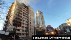 Bloc de locuințe lovit de bombardamente la Kiev, 16 martie 2022