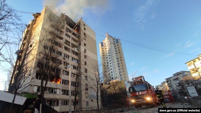 Një ndërtesë e granatuar në Kiev, më 16 mars 2022.