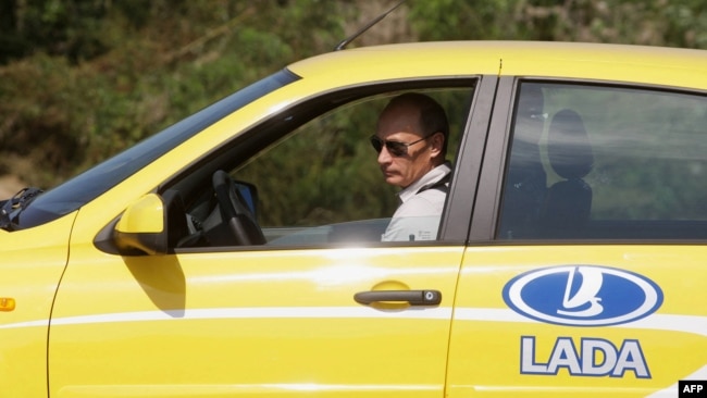 Владимир Путин за рулем российского автомобиля "Лада Калина". Хабаровск, август 2010 года