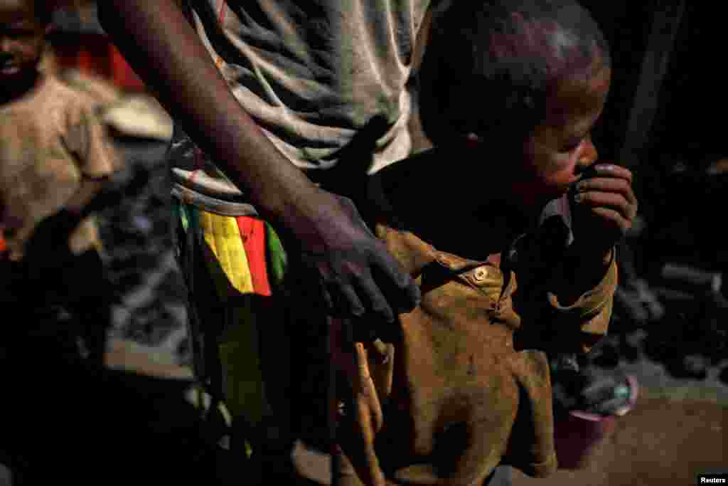 Szenet árul egy kisfiú Ambovombében. A kivágott fákból szenet készítenek a helyiek, az így felszabadult területeket pedig mezőgazdasági célokra használják