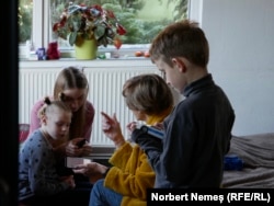 Alina Cotețiu găzduiește o mămică ucraineană cu patru copii care au început să meargă la școală