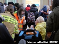 Волонтери, які допомагали українським біженцям від великої війни зорієнтуватися на місці, розмовляли декількома мовами, зокрема, українською. Перемишль, 8 березня 2022 року
