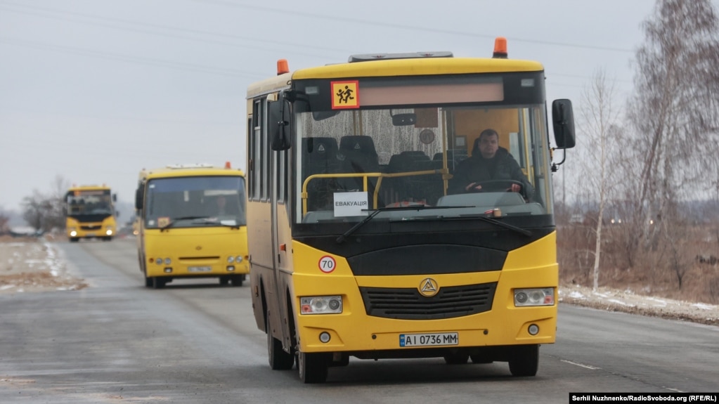 За даними Офісу президента України, завдяки роботі гуманітарних коридорів із прифронтових та окупованих міст України 10 квітня вдалося евакуювати 2 824 людини