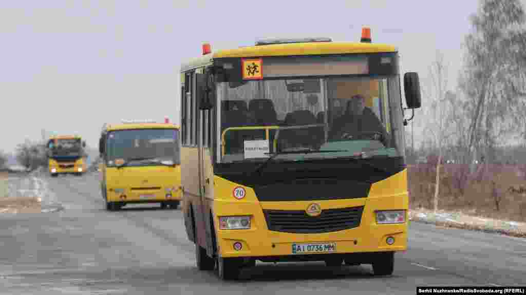 Колона автобусів, призначених для евакуації людей, Київщина, 13 березня 2022 року