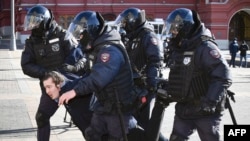 Háborúellenes tüntetőt állítanak elő a rendőrök Moszkvában 2022. március 13-án