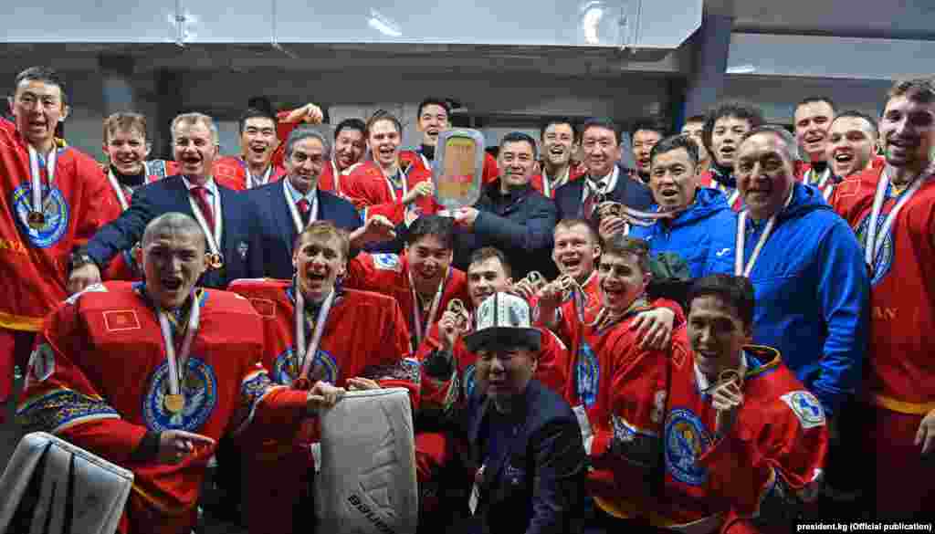 ​Чемпионаттын жабылышына президент Садыр Жапаров барып катышып, өлкөнүн курамасынын мүчөлөрүнө эстелик саат тапшырды.