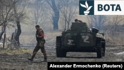 Simboli Z i pushtimit rus të Ukrainës shihet në një tank në rajonin ukrainas të Donjeckut. Fotografi ilustruese nga arkivi. 