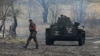 Një luftëtar pro-rus në rajonin lindor ukrainas të Donjeckut kalon pranë një tanku që ka të vizatuar simbolin 'Z'. 6 mars 2022,
