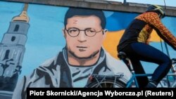 O pictură murală din Poznan/Polonia, a artistului KAWU îl înfățișează pe Volodimir Zelenski drept Harry Potter, iar semnul de pe fruntea acestuia invocă litera Z folosită ca semn de identificare militară, dar și de propagandă, de către Rusia în timpul invaziei asupra Ucrainei.