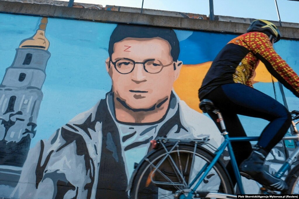 Një mural nga artisti i grafiteve, "KAWU", i cili ka paraqitur presidentin ukrainas, Volodymyr Zelensky, si Harry Potter, me shkronjën Z në ballë (në vend të simbolit të rrufesë), që simbolizon pushtimin rus të Ukrainës, i fotografuar në një rrugë në Poznan, Poloni, më 9 mars.