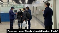 Люди в аэропорту Алматы после прилета репатриационного рейса из Украины. 15 марта 2022 года