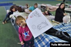 Refugiați romi într-o sală de sport din Republica Moldova, 8 martie 2022.