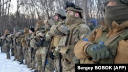 Militari din Batalionul Azov rugându-se înainte de a intra în luptă, 11 martie 2022