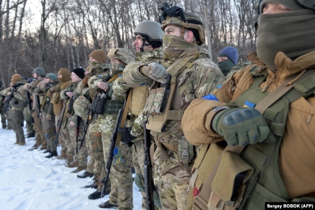 Членове на подразделението "Азов" полагат клетва в Харков, 11 март 2022 г.